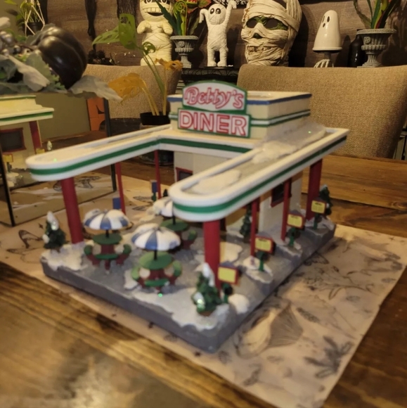 The Village Collection St Nicholas Square Betty's Diner 2008 Working w/ Box - Picture 4 of 5